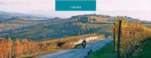  ??  ?? Una scena del film Radhe Shyam girata sulle colline di Barolo (Cuneo), nelle Langhe, tra i filari da cui si ricava il pregiato vino omonimo esportato in tutto il mondo. I due protagonis­ti le percorrono su una moto Guzzi Anni 70