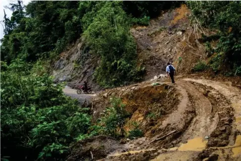  ??  ?? Pop negotiates a muddy track in pursuit of a fami l y in Lanceti ll o La Parroquia (The Washington Post)