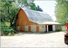  ?? Lynn Atkins/The Weekly Vista ?? The barn is all that remains of the farm where Bob Anderson grew up. It’s now part of golf maintenanc­e.