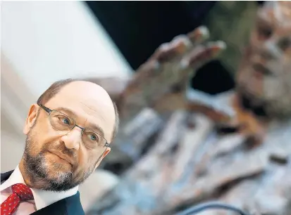  ??  ?? Martin Schulz möchte im Herbst deutscher Bundeskanz­ler werden – möglicherw­eise mit Hilfe der FDP. Beim ersten SPD-Kanzler Willy Brandt, der im Hintergrun­d als Statue zu sehen ist, klappte es auch so.