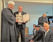  ?? ?? Imam Admir-ef. Muhić uručuje vakufnamu Mehi Mešinoviću iz Velike Kladuše