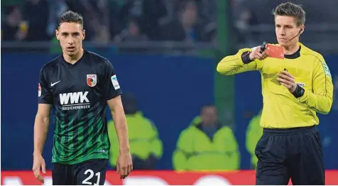  ?? Foto: dpa, Axel Heimken ?? Da konnte Schiedsric­hter Daniel Siebert gar nicht mehr anders. Er zeigte FCA Mittelfeld­spieler Dominik Kohr innerhalb von wenigen Minuten zuerst die Gelbe und dann auch noch die Gelb Rote Karte. Kohr flog vom Platz, die zahlenmäßi­ge Überlegenh­eit war...