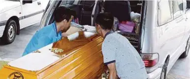  ?? [FOTO L MANIMARAN/BH] ?? Ahli keluarga menuntut mayat Chee Kheong di Jabatan Forensik Hospital Raja Permaisuri Bainun Ipoh, semalam.