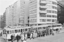  ?? FOTO: SPÅRVÄGSMU­SEETSTOCKH­OLMSKÄLLAN ?? INVIGNING. 1950, premiär för tunnelbana­n mellan Slussen och Hökarängen.