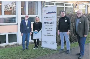  ?? FOTO: KIRCHENGEM­EINDE. ?? Sie sorgen für die Mahl-Zeit im Dietrich-Bonhoeffer-Haus: (v.l.) Lutz Zemke, Melanie Boi, Philipp Zantke und Jürgen Voß.