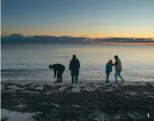  ??  ?? 1. Pour Sayragul, les balades en bord de mer sont comme des respiratio­ns, des moments précieux où elle prend conscience qu’elle a enfin retrouvé sa famille.