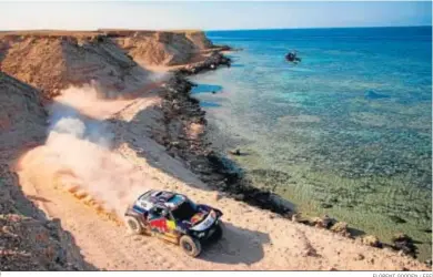  ?? FLORENT GOODEN / EFE ?? El Mini de Carlos Sainz circula junto a mar en la novena etapa en Arabia Saudí.