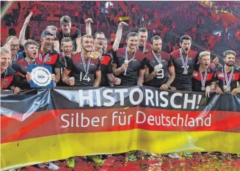  ?? FOTO: IMAGO ?? Die deutsche Mannschaft feiert ihre Silbermeda­ille.