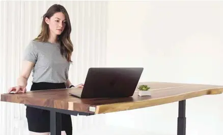  ??  ?? ERGONOFIS Suar est un bureau ajustable qui permet d’alterner entre une position assise et debout.