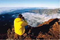  ??  ?? On aura beau scruter : impossible de voir plus haut sommet à des milliers de kilomètres alentour. Hormis certains volcans indonésien­s, le piton des Neiges est le toit de l'océan Indien. © Franck Guiziou/Hemis.fr
Le soleil éclaire les 3 071 m du piton...