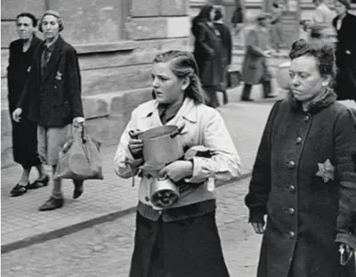  ??  ?? A destra, ebrei avviati al campo di concentram­ento di Terezín, vicino a Praga, nel 1944. Sotto, lo scrittore Matteo Corradini (43 anni) e Inge Auerbacher (83), una sopravviss­uta all'olocausto.