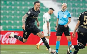  ??  ?? Joselu celebra el primer gol anotado por el Alavés en el Martínez Valero.