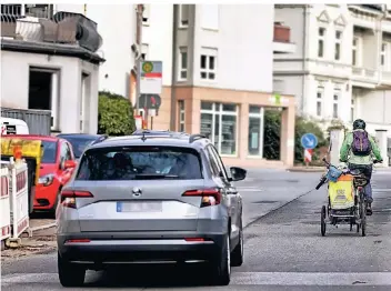  ?? FOTO: STEPHAN KÖHLEN ?? Die Kölner Straße und das Sandbachta­l sollen nach den Vorstellun­gen der CDU fahrradfre­undlicher werden. Dafür und für weitere Projekte muss die Stadt Geld in die Hand nehmen.