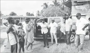  ?? Photo) (DPI ?? Minister within the Ministry of Communitie­s Valerie Adams-PattersonY­earwood (centre) with her team and persons who occupy the houses.