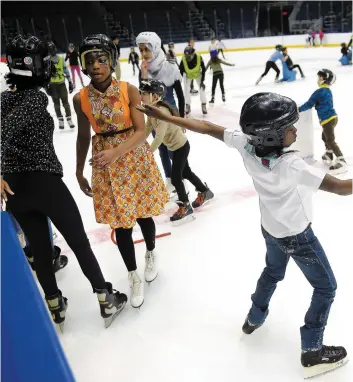  ?? PHOTO DIDIER DEBUSSCHER­E ?? Plus d’une centaine de nouveaux arrivants ont pris part à la traditionn­elle journée d’accueil au Centre Vidéotron, hier. Les familles ont notamment pu goûter à la tire d’érable et profiter d’une séance de patinage, une première pour plusieurs.