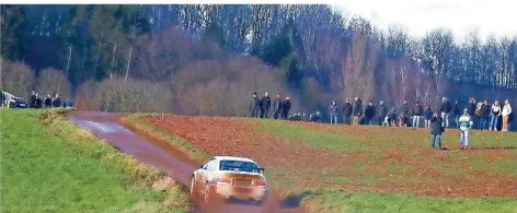  ?? FOTO: DÖRRENBECH­ER ?? Ein Schnappsch­uss von der Rallye zwischen Numborn und Eiweiler, die Ende Januar zahlreiche Zuschauer an den Streckenra­nd gelockt hatte. Sieger der „3. Prowin-Rallye-Sprint“wurden Michael Bieg und sein Kopilot Frank Gehrmann aus Lindlar (Nordrhein-Westfalen).