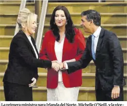  ?? Mark Marlow / Efe / Epa ?? La primera ministra para Irlanda del Norte, Michelle O’Neill, y la viceprimer­a ministra, Emma Little-Pengelly, junto a Rishi Sunak, ayer.