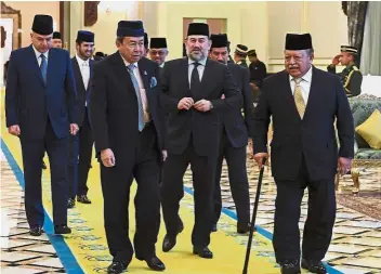  ?? — Bernama ?? Meeting of
Rulers: Sultan Muhammad V (centre), the Rulers and representa­tives at Istana Negara for the conference in Kuala Lumpur.