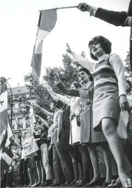  ??  ?? A la izquierda, una marcha el 24 de mayo de 1968. A la derecha, mujeres del partido RFP en los Campos Elíseos, el 28 de mayo de 1968