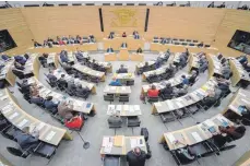  ?? FOTO: SINA SCHULDT/DPA ?? Eigentlich sollen dem Landtag von Baden-Württember­g 120 Abgerodnet­e angehören. In der aktuell 17. Legislatur­periode sind es wegen des Wahlsystem­s indes 154. Damit sich das Parlament nicht noch weiter aufbläht, schlägt die FDP Änderungen vor.