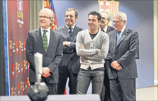  ?? MANÉ ESPINOSA ?? Calidad humana.
Alfonseda, presidente de la Agrupació Barça Jugadors; Sandro Rosell; Xavi Hernández; el directivo Silvio Elías, y Enric Crous, director general de Damm, en el acto de entrega del premio al fair play al centrocamp­ista de Terrassa