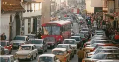  ?? FOTO: GISBERT WANDT ?? Als am 12. November 1989 der Grenzzaun geöffnet wurde, wälzte sich eine Autokarawa­ne aus dem Osten durch Wanfried.