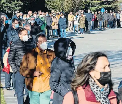  ?? R. GARCÍA / EFE ?? Llargues cues davant el centre cultural Miguel Delibes de Valladolid, habilitat per a la vacunació