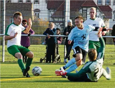  ?? FOTO: KLAUS DREISCHERF ?? Große chance: bad langensalz­as Gustav Wurschi (links) scheitert in dieser szene jedoch an Deunas aufmerksam­en torwart enrico Dreiling.