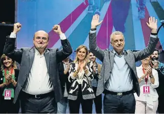  ?? VINCENT WEST / REUTERS ?? El presidente del PNV, Ortuzar, y el lehendakar­i Urkullu celebran el resultado
