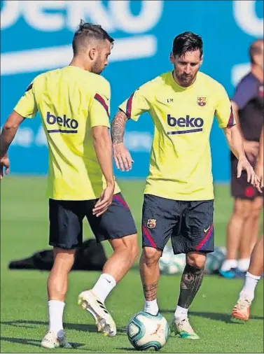  ??  ?? Jordi Alba y Messi disputan un balón en el entrenamie­nto de ayer en la Ciutat Esportiva.