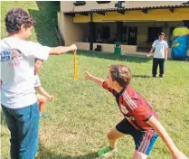  ??  ?? Actividade­s integrador­as. El “pañuelo” es un juego que ayuda a fomentar la cooperació­n entre los participan­tes.