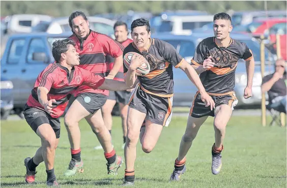  ?? Photo / Warren Buckland ?? Dannevirke Tigers scrumhalf Tama Petera beats his Tamatea counterpar­t, Mataeus Marsh, during this burst on Saturday.