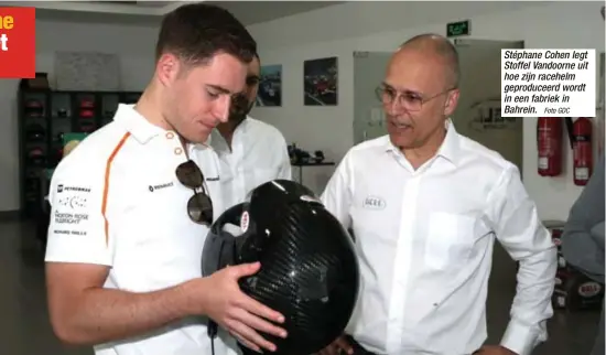  ?? Foto GDC ?? Stéphane Cohen legt Stoffel Vandoorne uit hoe zijn racehelm geproducee­rd wordt in een fabriek in Bahrein.