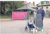  ?? FOTO: DETLEF ILGNER ?? Ludi Spreyer und Sinan Heesen bieten im Biergarten-to-go auch spezielles Eis für Hunde an.