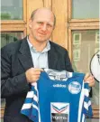  ?? FOTO: IMAGO IMAGES ?? Der ehemalige Hertha-Manager Dieter Hoeneß präsentier­t 1996 das Vereinstri­kot mit Trigema als Sponsor.