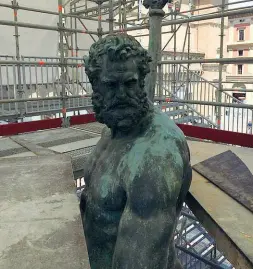  ??  ?? Il Gigante La statua si presenterà con alcune novità: il colore verde risulterà meno accesso e la fontana riprenderà dopo molto tempo a zampillare