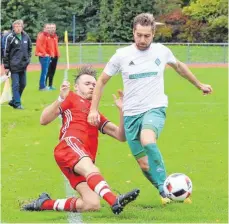  ?? FOTO: REINER ROITHER ?? Die SpVgg Lindau (rechts) setzt sich im Derby gegen die SGM Hege/ Nonnenhorn/Bodolz durch.