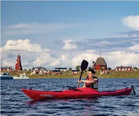  ?? Bild: Peter Rosén ?? Paddling i kajak är bara en av många aktivitete­r som finns på ön Malören i Västerbott­en.