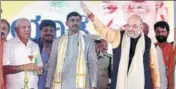  ?? PTI PHOTO ?? BJP chief Amit Shah and other state leaders greet the audience in Chitradurg­a on Wednesday.