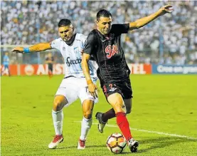  ?? FOTOREPORT­ER ?? Es mía. Alcaraz defiende la pelota con Barbona al acecho.