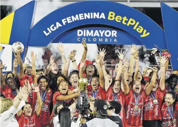  ?? cortesía dimayor ?? Las jugadoras del América de Cali celebrando la conquista del título.