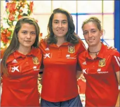  ??  ?? LÍDERES. Claudia Pina, Cata Coll y Eva Navarro, con la Sub-17.