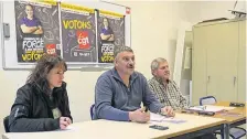  ??  ?? Au centre, Eric Debuire, secrétaire général de la CGT Cantal