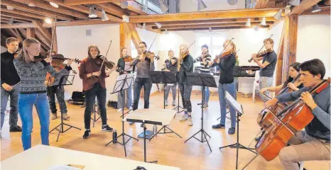  ?? FOTO: HELMUT VOITH ?? Junge Kammerphil­harmonie Rhein-Neckar unter der Leitung von Thomas Kalb probt fürs Konzert am Samstag, 9. März, in Tettnang. Mit dabei Julia Frisch (zweite Geigerin von links).