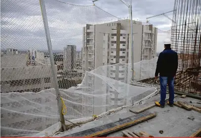  ?? Anderson Coelho ?? Construção do edifício Cambridge Village, na região da Gleba Palhano: redes suportam o peso de uma esfera de 100 kg, caindo de sete metros de altura