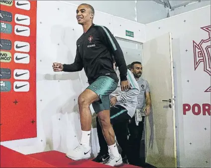  ?? FOTO: EFE ?? Joao Mario, entrando a la comparecen­cia ante la prensa en Kratovo, donde está concentrad­a la selección de Portugal