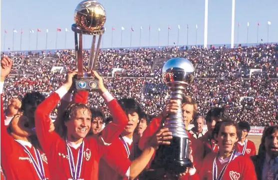  ?? Archivo ?? El capitán Enzo Trossero, Pedro Monzón, Claudio Marangoni y Ricardo “Bocha” Bochini festejan en Tokio: 1-0 a Liverpool