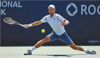  ??  ?? Sérvio Novak Djokovic estreia com vitória sobre o luxemburgu­ês Gilles Müller no Masters 1000 de Toronto
