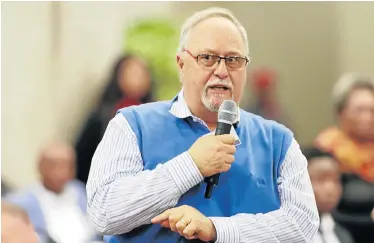  ?? Picture: BRIAN WITBOOI ?? PRESSING ISSUES: Municipal official Schalk Potgieter speaks during an ice breaker at the beginning of the housing summit