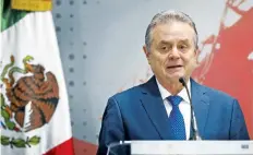  ??  ?? Pedro Joaquín Coldwell, titular de la Secretaría de Energía, presentó también la convocator­ia de la Ronda 3.2, que incluye 37 áreas terrestres.